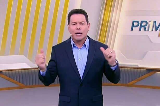 Marcão do Povo, alegre e irreverente, fazendo apelo de audiência no Primeiro Impacto
