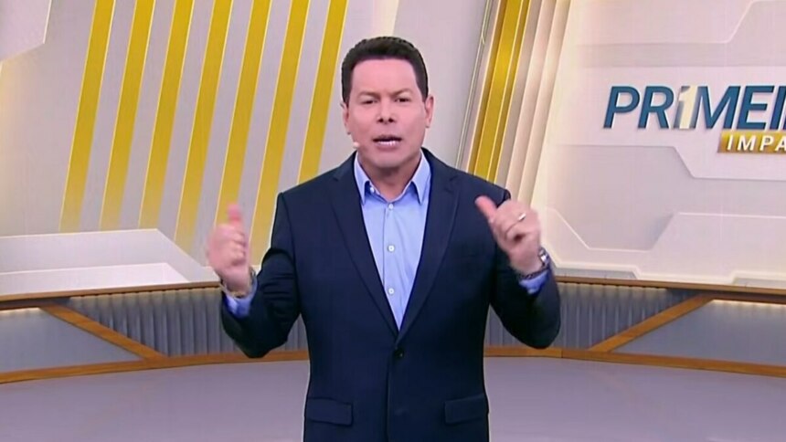 Marcão do Povo, alegre e irreverente, fazendo apelo de audiência no Primeiro Impacto