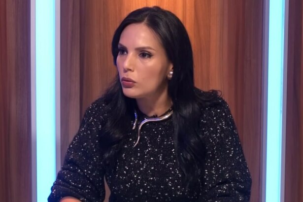 Márcia Dantas com semblante sério, falando sobre demissão do SBT
