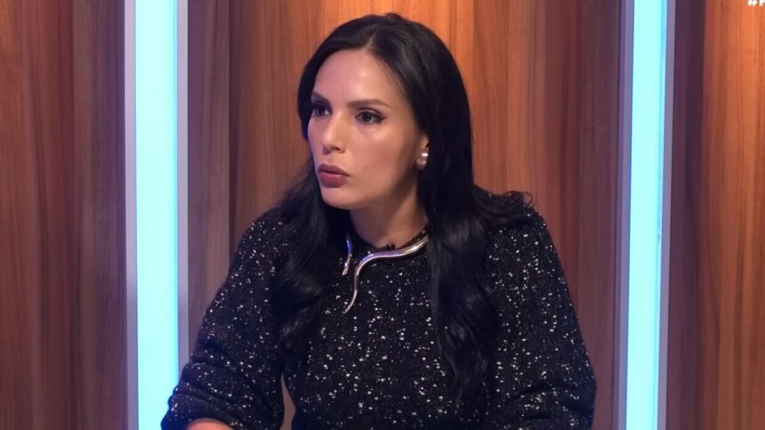 Márcia Dantas com semblante sério, falando sobre demissão do SBT