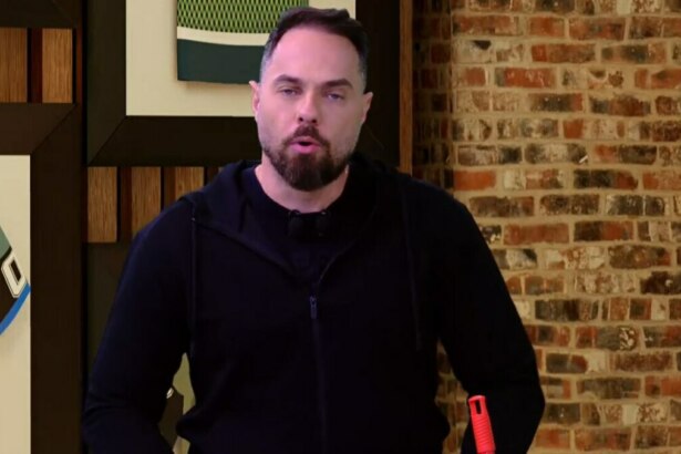 Márcio Spimpolo, de sueter preto, no cenário do programa Bola na Rede, que zeou no ibope da RedeTV!