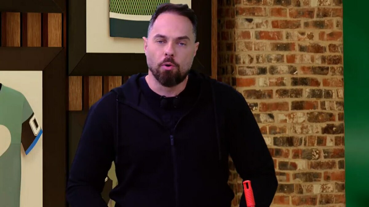 Márcio Spimpolo, de sueter preto, no cenário do programa Bola na Rede, que zeou no ibope da RedeTV!