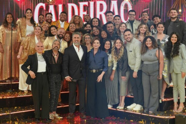 Marcos Mion, ao lado dos corais, na final do Caldeirão de Vozes