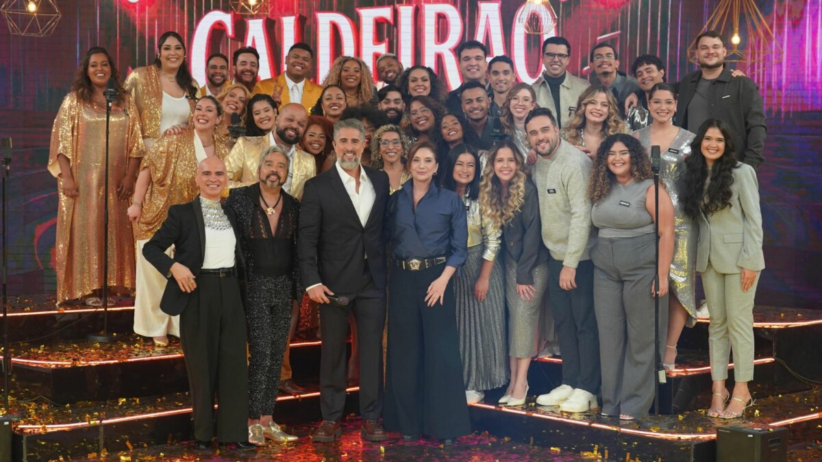 Marcos Mion, ao lado dos corais, na final do Caldeirão de Vozes