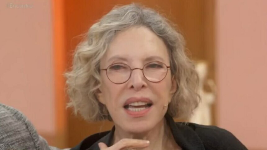 Marília Gabriela falando sobre a aposentadoria no sofá do Encontro