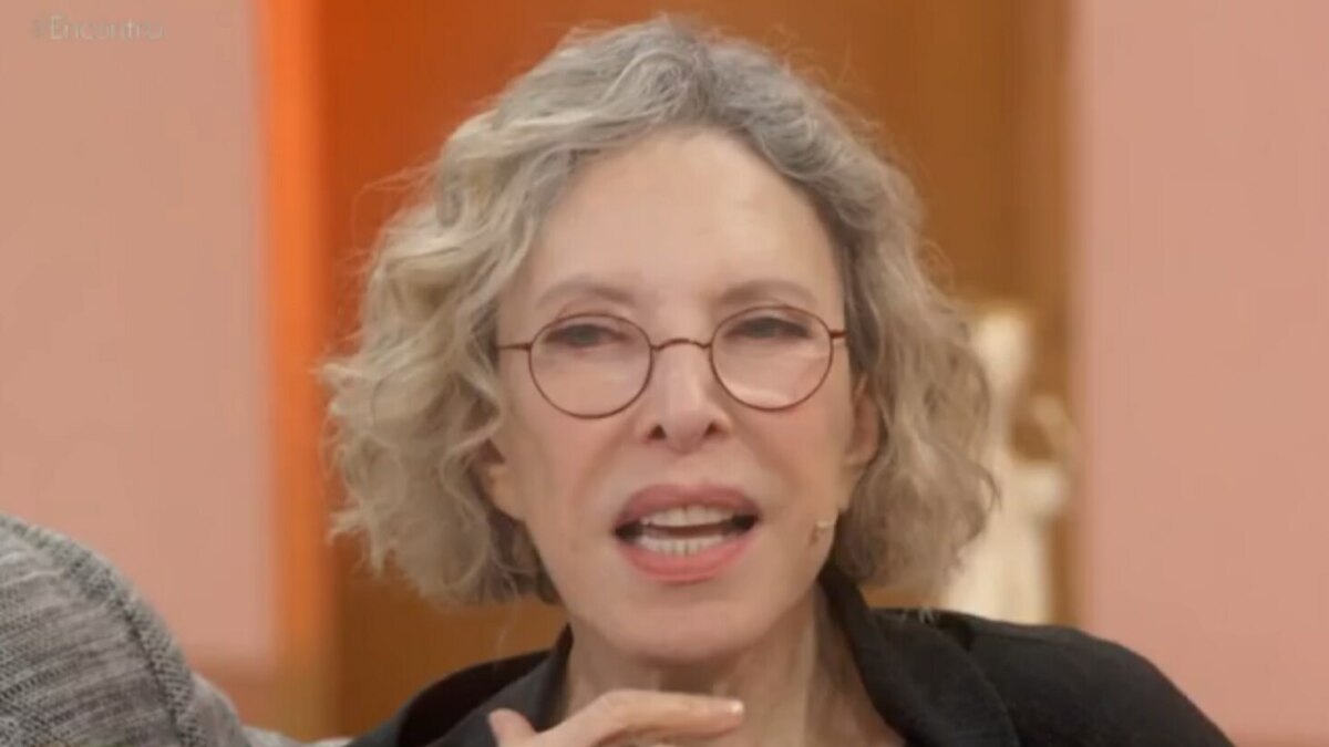 Marília Gabriela falando sobre a aposentadoria no sofá do Encontro