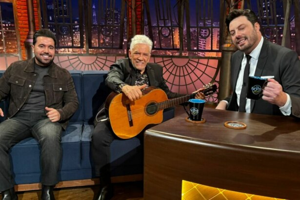 Matogrosso e Mathias, sentados ao lado de Danilo Gentili, no estúdio do The Noite
