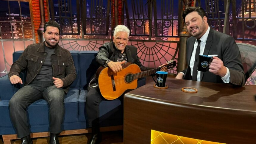 Matogrosso e Mathias, sentados ao lado de Danilo Gentili, no estúdio do The Noite