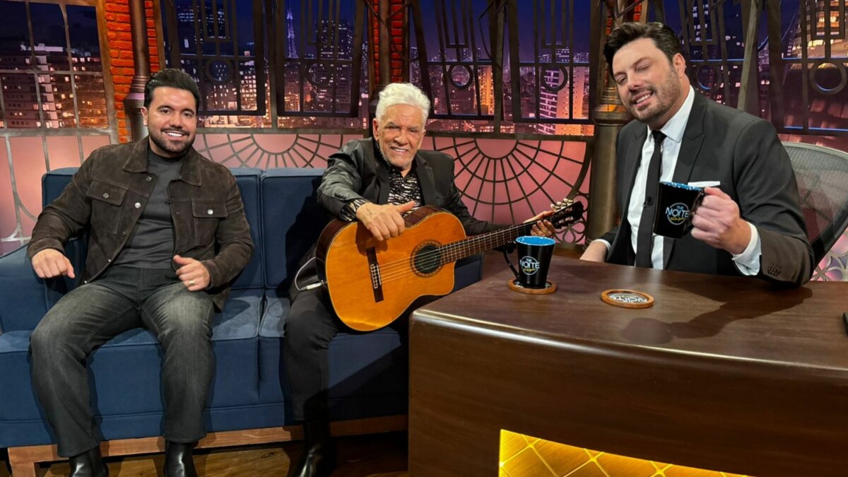 Matogrosso e Mathias, sentados ao lado de Danilo Gentili, no estúdio do The Noite