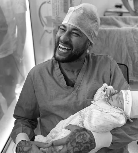Neymar sorridente segurando Mel