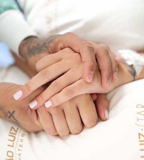 Neymar e Bruna de mãos dadas