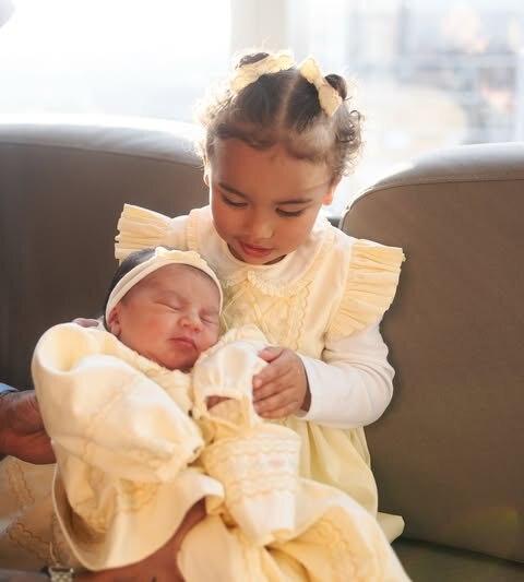 Mel e Mavie com vestidos amarelos