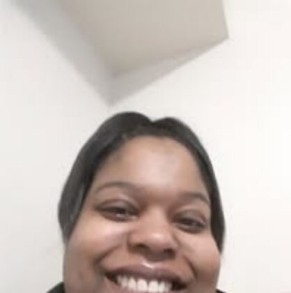 Mercedes sorrindo em selfie