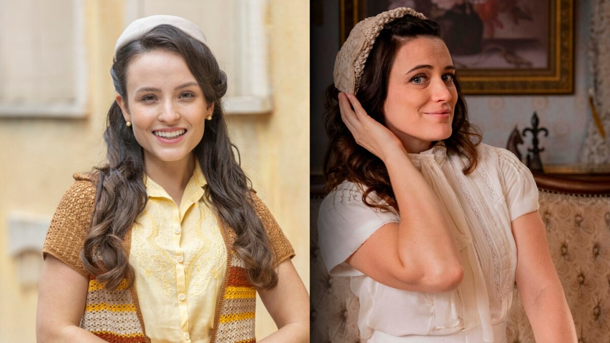 Estela (Larissa Manoela) sorrindo nos bastidores de Êta Mundo Melhor!. Ao lado, Bianca Bin, caracterizada como Maria, coloca a mão no cabelo