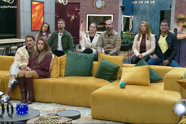 Nat e Eike Duarte, Carol e Radamés, e Adriana e Dhomini sentados no banquinho após a formação da 10ª DR no Power Couple
