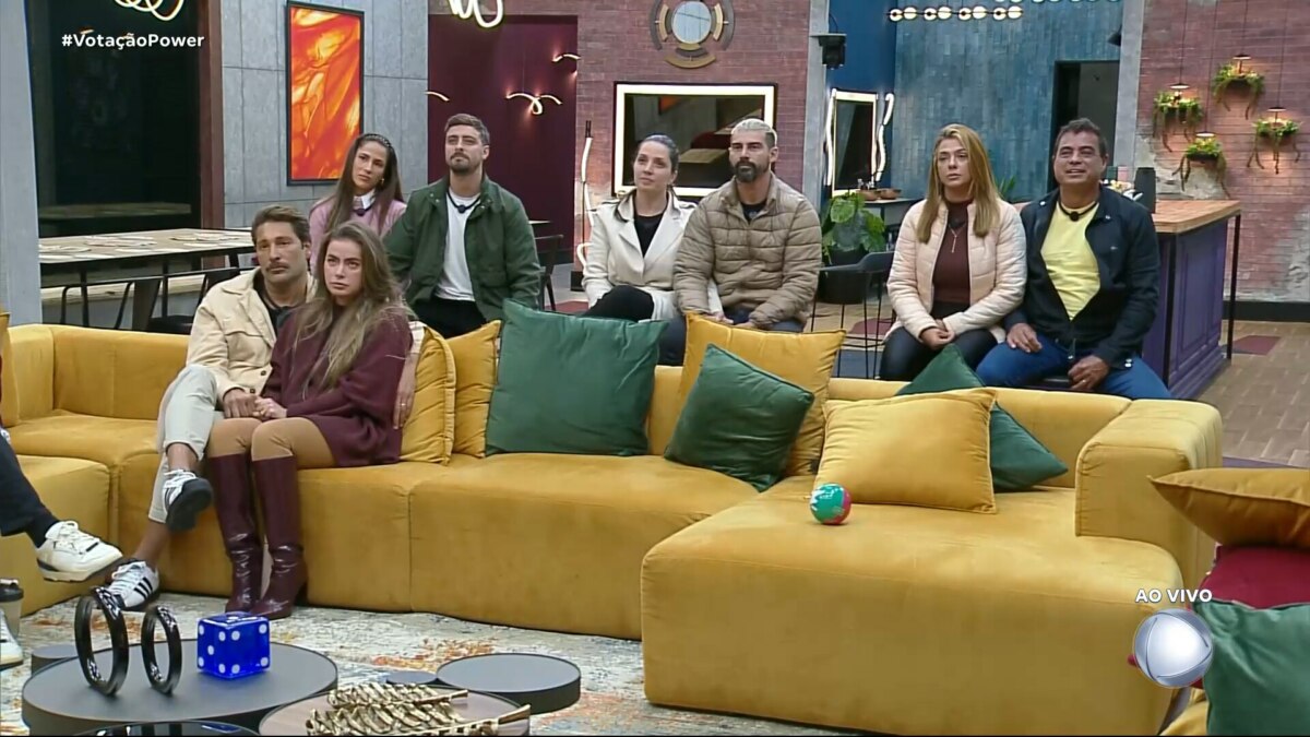 Nat e Eike Duarte, Carol e Radamés, e Adriana e Dhomini sentados no banquinho após a formação da 10ª DR no Power Couple