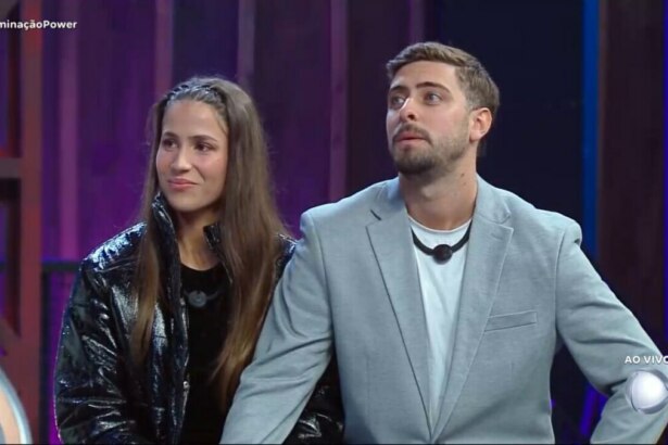 Nat e Eike Duarte sentados no palco no Power Couple, em trecho da noite de eliminação