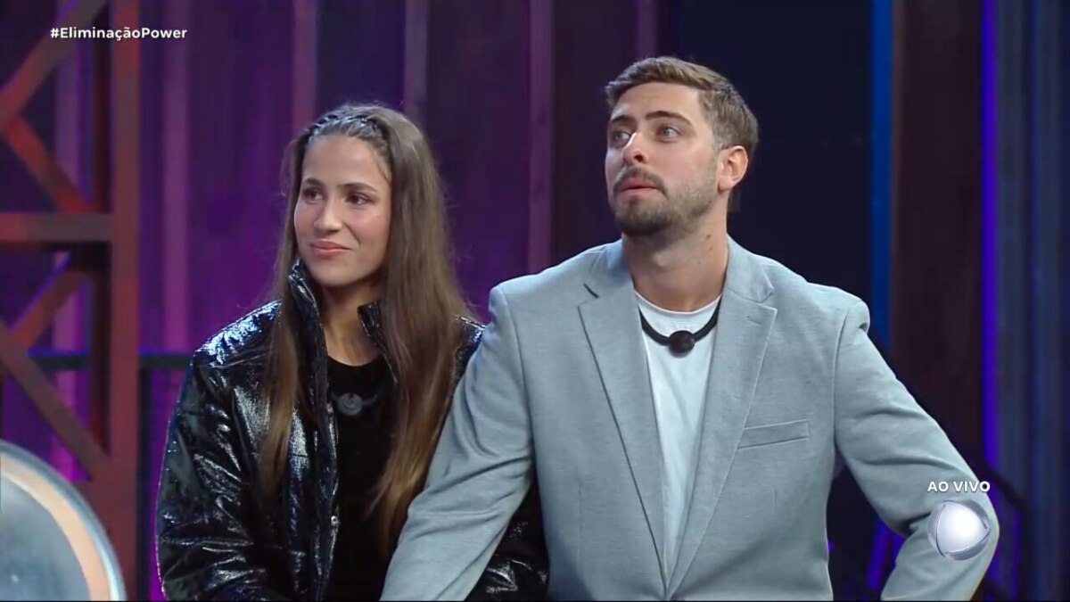 Nat e Eike Duarte sentados no palco no Power Couple, em trecho da noite de eliminação