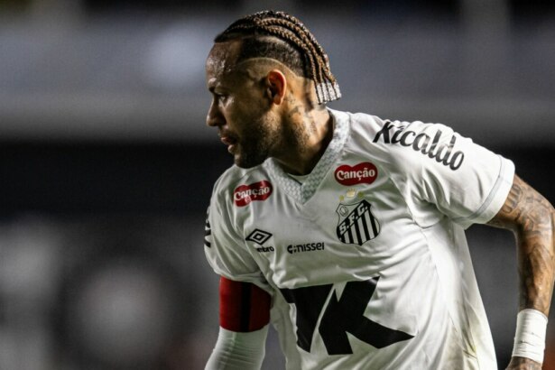 Neymar em campo no jogo Santos x Inter
