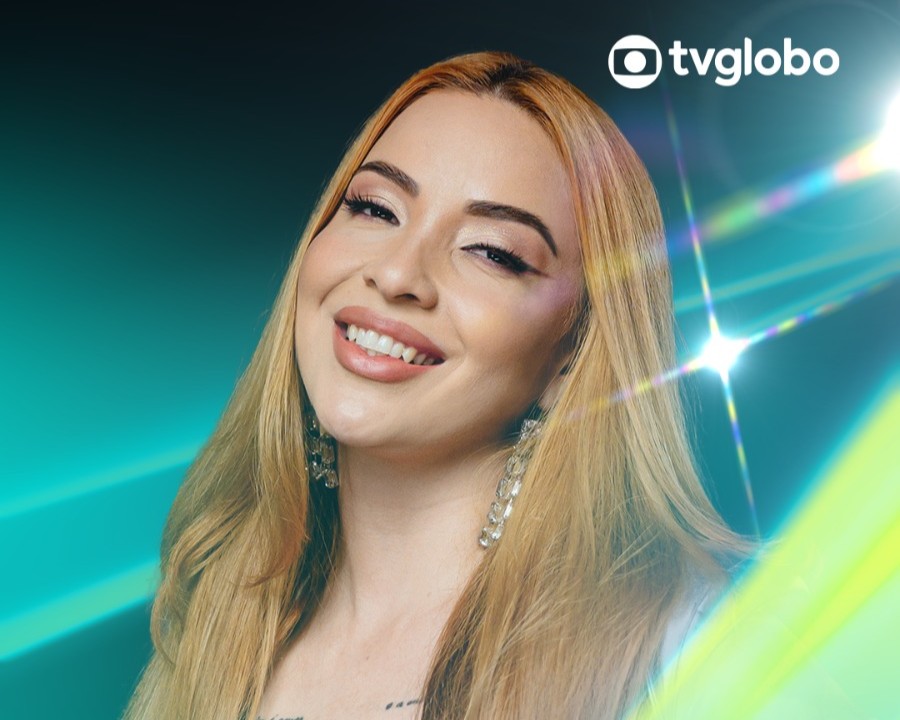 Nirah é uma jovem branca, loira e e está com semblante feliz