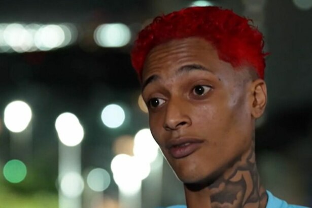 Oruam com cabelo vermelho em trecho de entrevista ao Domingo Espetacular