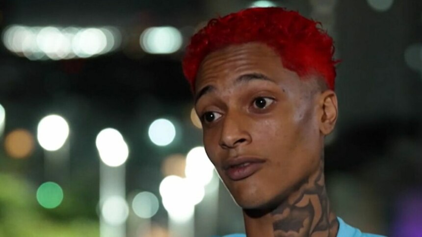 Oruam com cabelo vermelho em trecho de entrevista ao Domingo Espetacular