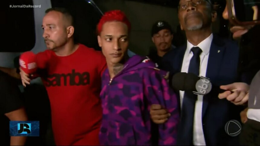 Oruam, acompanhado do advogado e rodeado de jornalistas, se entregando a Polícia no Rio