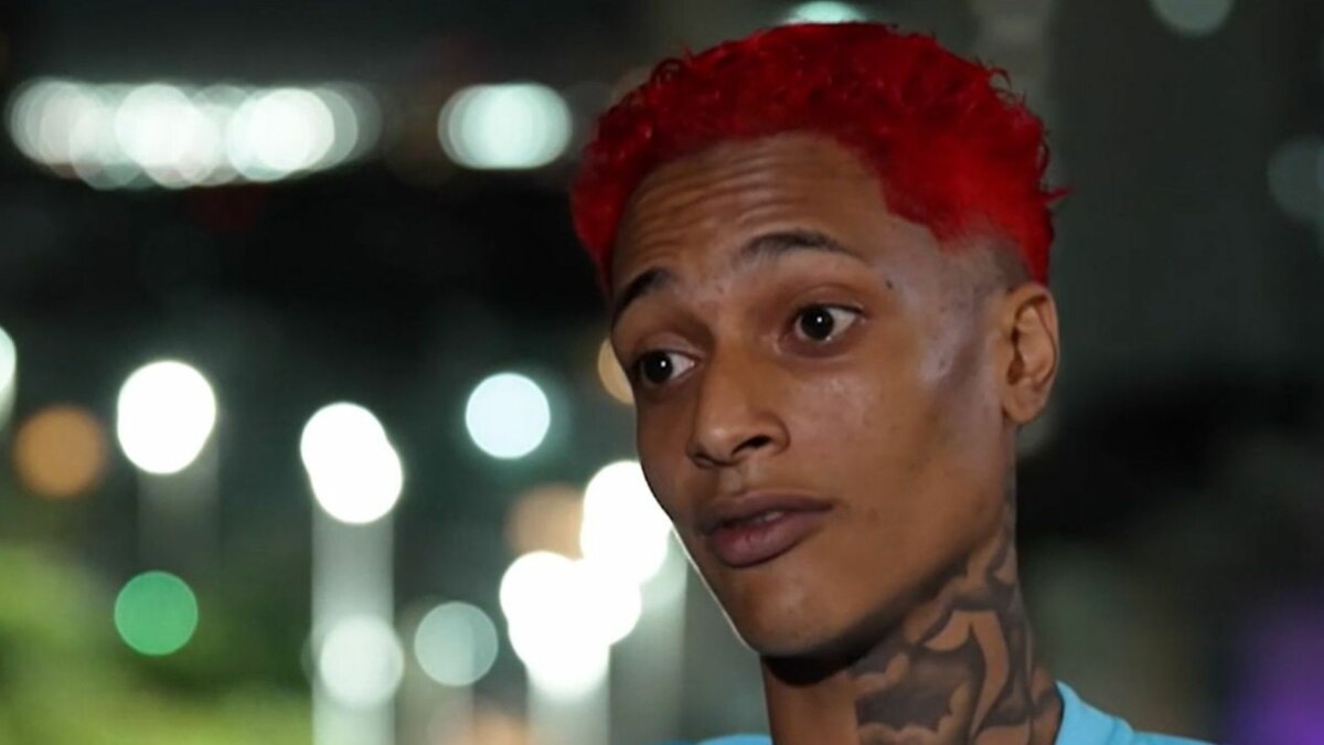 Oruam com cabelo vermelho em trecho de entrevista ao Domingo Espetacular