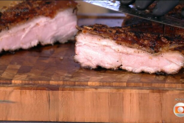 Pancetta pururucada do Thiago Oliveira fatiada na tábua de carne do É de Casa