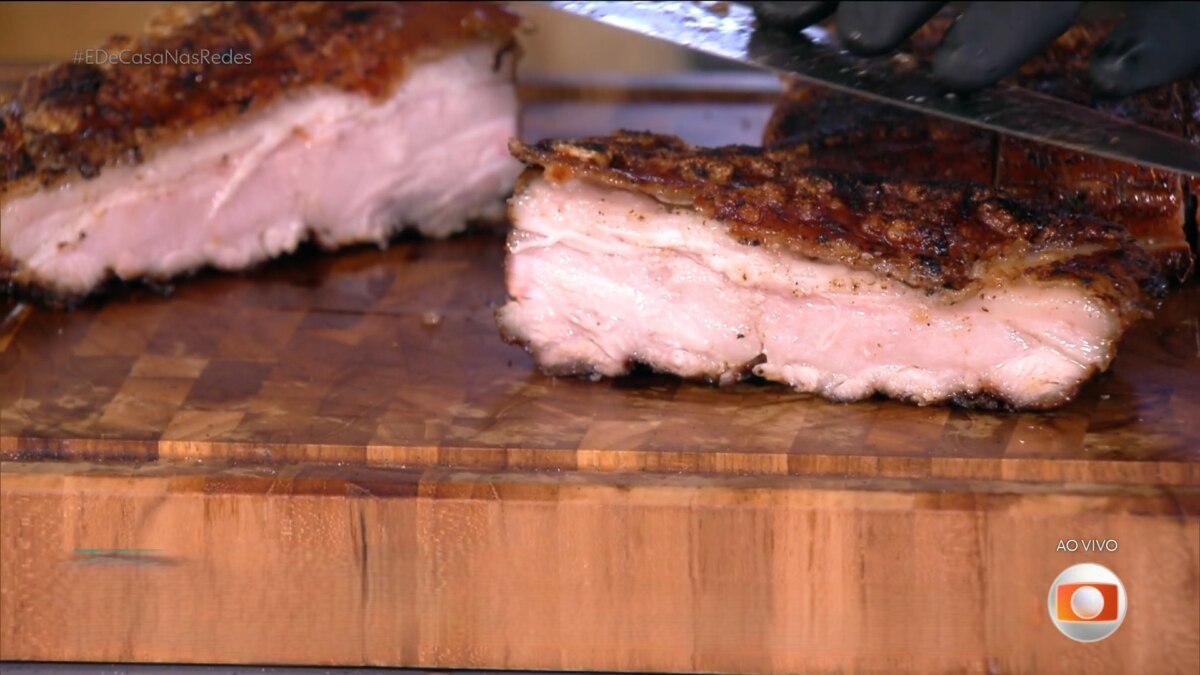 Pancetta pururucada do Thiago Oliveira fatiada na tábua de carne do É de Casa