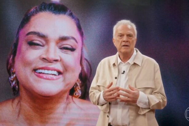 Pedro Bial em frente ao telão, com foto da cantora, em trecho do Conversa com Bial homenagem a Preta Gil