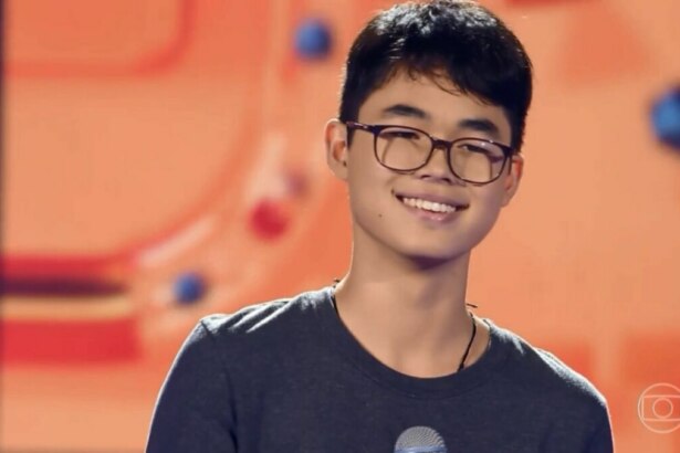 Pedro Ogata em trecho de apresentação no The Voice Kids, antes de ser confirmado em novela da Globo