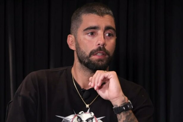Pedro Scooby de roupa preta, em trecho de entrevista ao Alt Tabet sobre a esposa Cintia Dicker