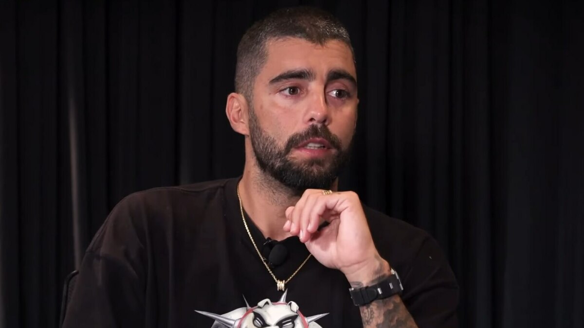 Pedro Scooby de roupa preta, em trecho de entrevista ao Alt Tabet sobre a esposa Cintia Dicker
