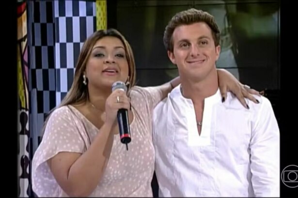 Preta Gil e Luciano Huck, em foto antiga, deles mais jovens, em trecho de homenagem no Domingão