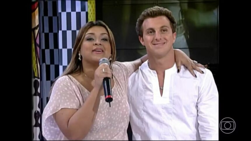 Preta Gil e Luciano Huck, em foto antiga, deles mais jovens, em trecho de homenagem no Domingão