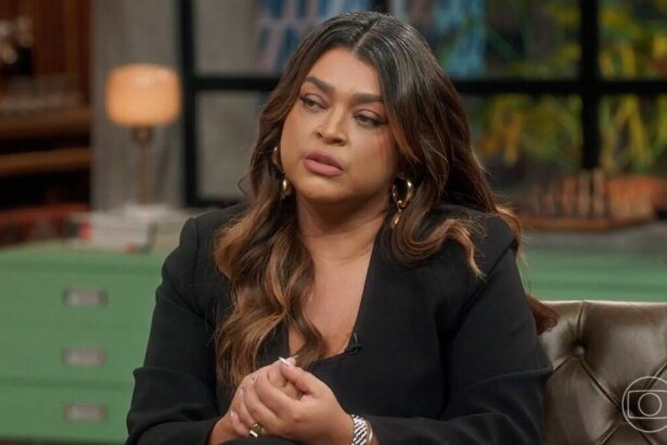 Preta Gil, vestindo uma roupa preta, em trecho da entrevista ao Conversa com Bial, que será reprisada