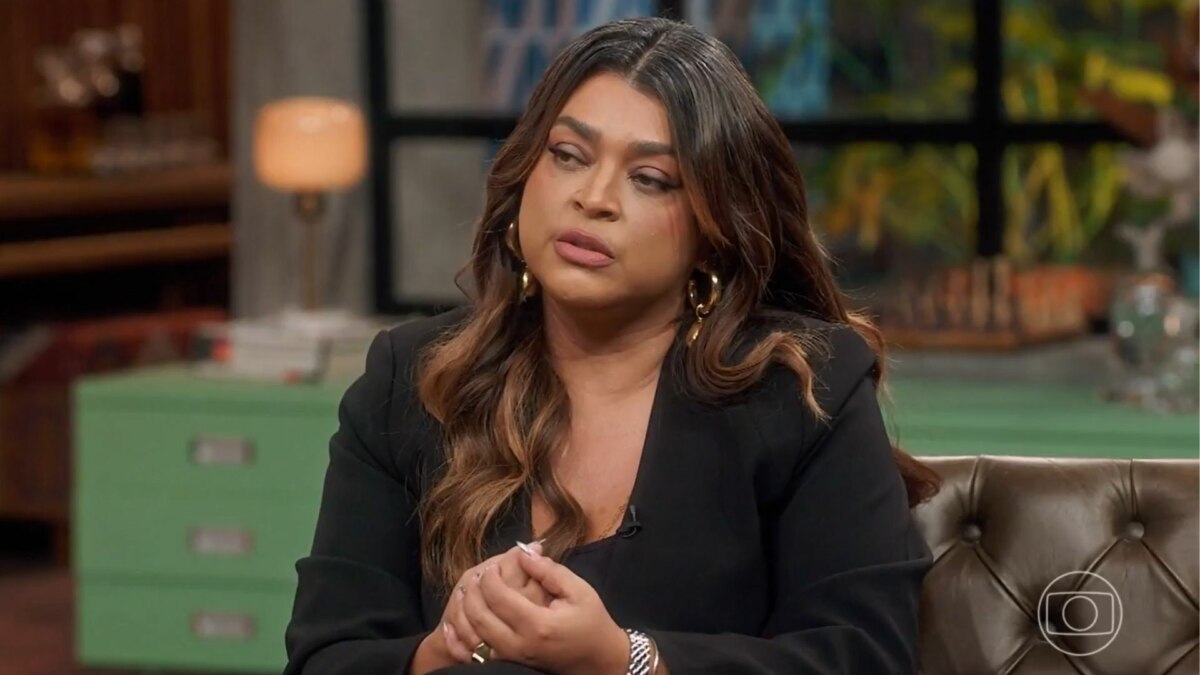 Preta Gil, vestindo uma roupa preta, em trecho da entrevista ao Conversa com Bial, que será reprisada