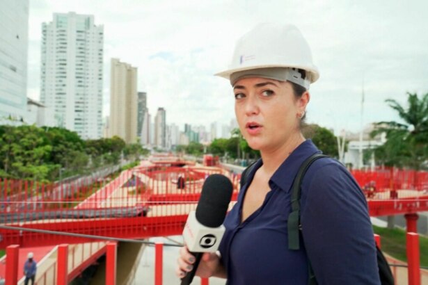 Repórter Mayara Teixeira, de capacete de obra, em trecho do Profissão Repórter sobre a COP-30 em Belém