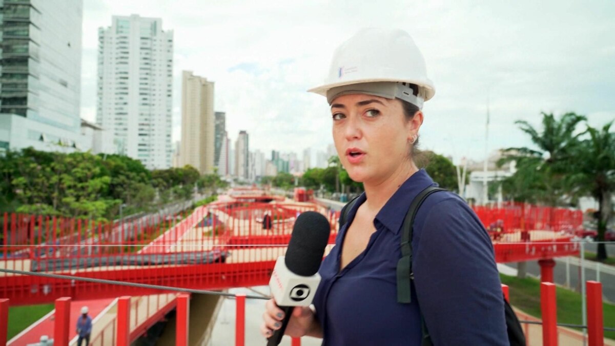 Repórter Mayara Teixeira, de capacete de obra, em trecho do Profissão Repórter sobre a COP-30 em Belém