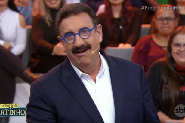 Ratinho, de blazer e óculos, em frente a plateia, em trecho do Programa do Ratinho em trecho de edição que bateu a RECORD