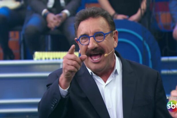 Ratinho sorridente, apontando o dedo para a câmera, em trecho do Programa do Ratinho