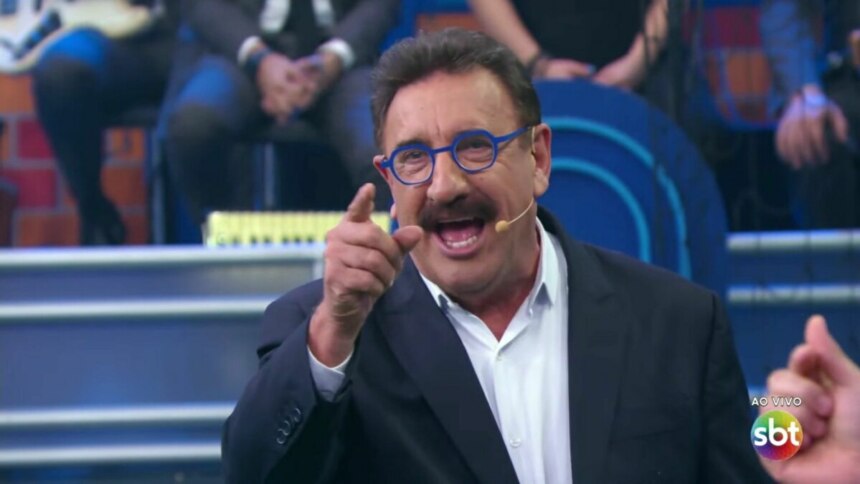 Ratinho sorridente, apontando o dedo para a câmera, em trecho do Programa do Ratinho