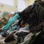 Roupas amontoadas em meio ao lixo na casa de Roxann em Acumuladores