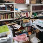 Livros amontoados e muito lixo na casa de Roxann