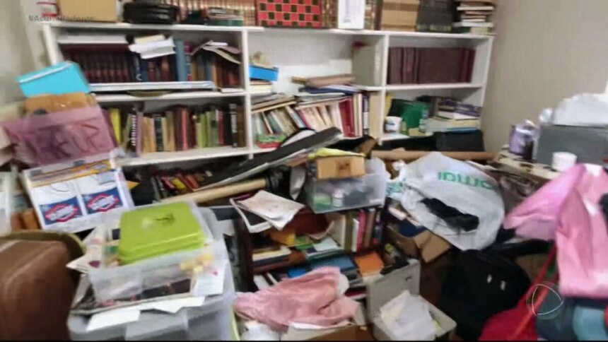 Livros amontoados e muito lixo na casa de Roxann