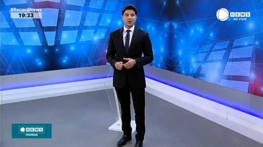 Rafael Algarte apresentando o News das 19h antes da invasão hacker