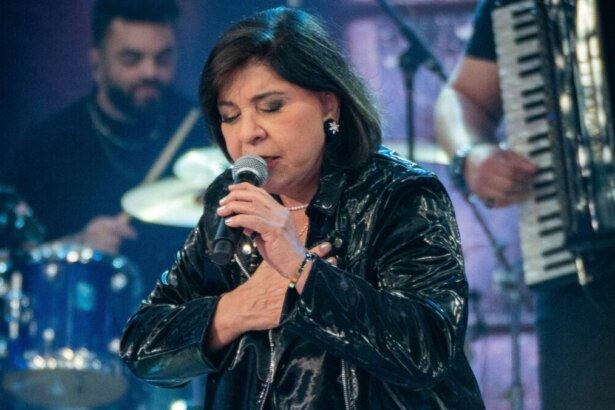 Roberta Miranda apresentando no palco do Altas Horas, na edição que celebra o forró e o sertanejo