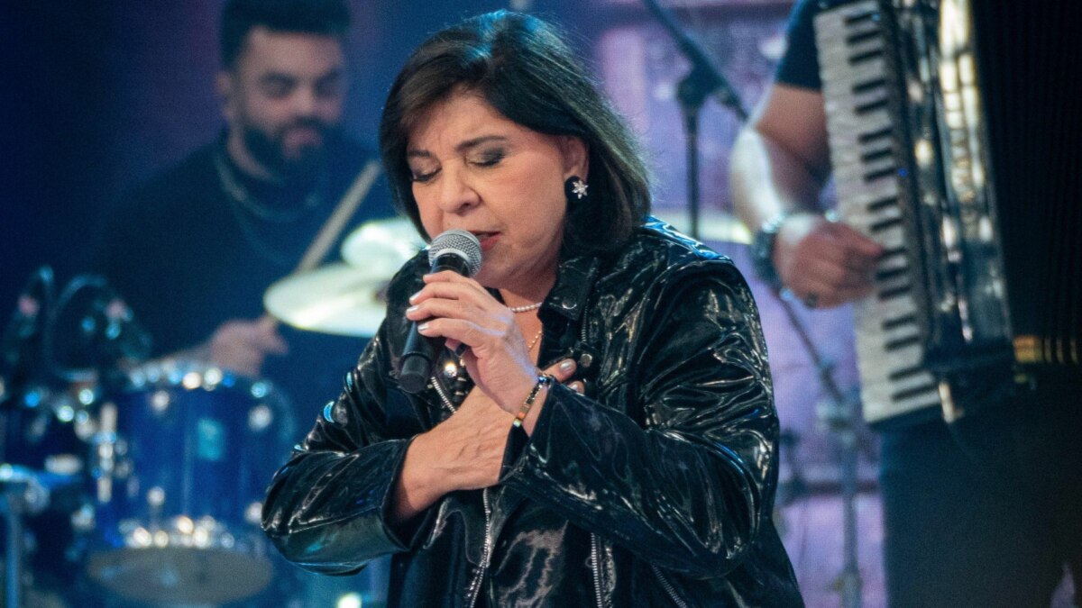 Roberta Miranda apresentando no palco do Altas Horas, na edição que celebra o forró e o sertanejo