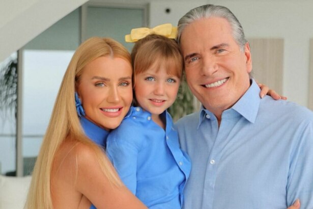 Roberto Justus e Ana Paula Siebert, em foto posada ao lado da filha Vicky